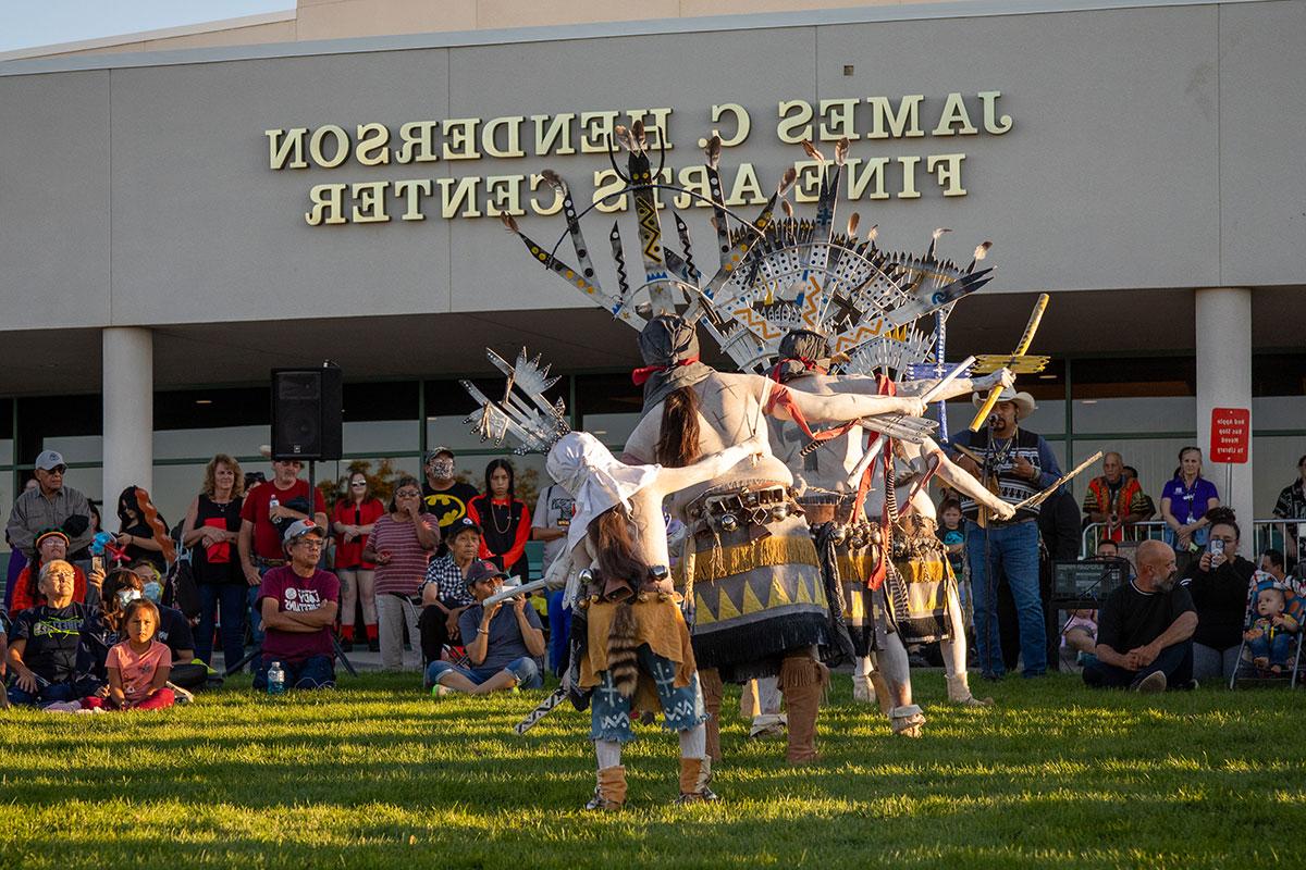 Dancers performing in their traditional clothing at the 太阳集团娱乐场登陆网站 Balloon Glow